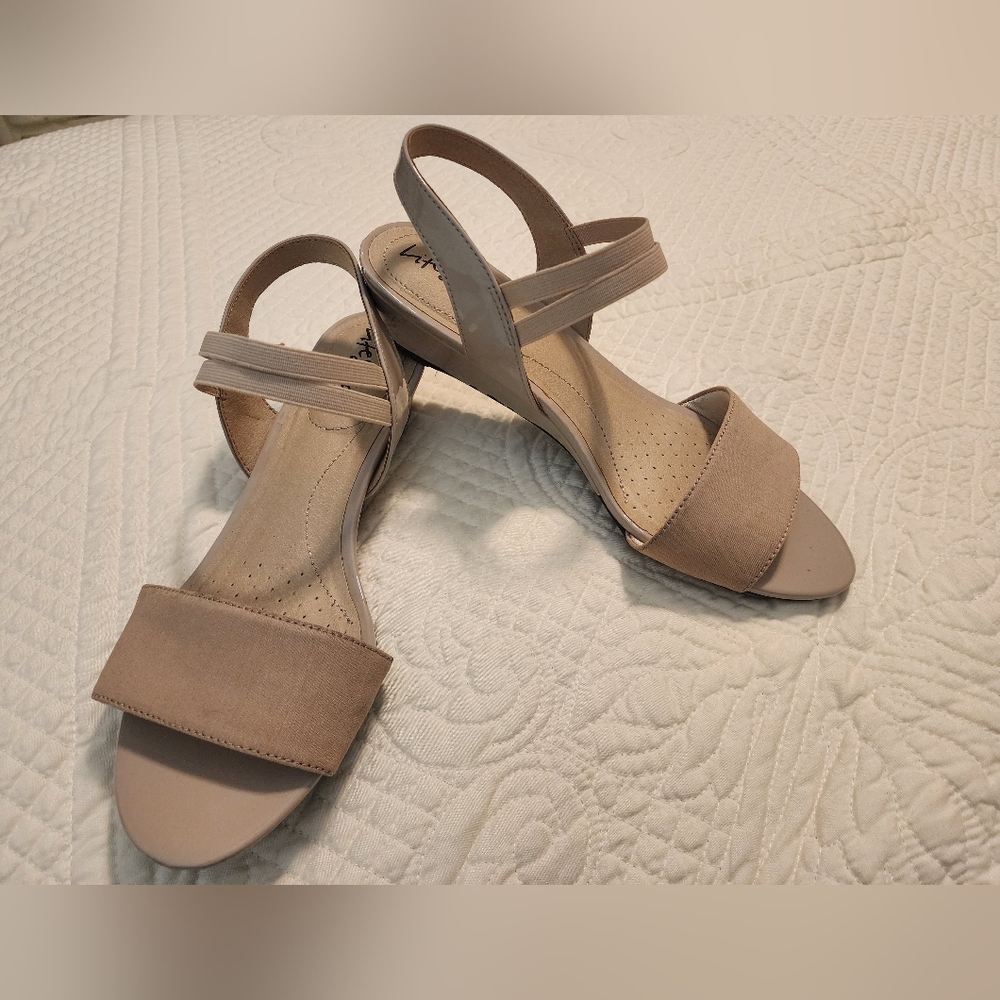 Lifestride Women’s Beige Open-Toe Low Heel Elastic Band Sandals Sz 9Wide FLAW